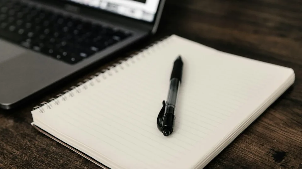 دفتر وقلم على مكتب للتخطيط