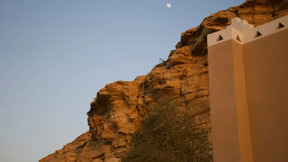 عمارة تراثية بجوار جرف صخري في الدرعية، صورة توضيحية ليوم التأسيس